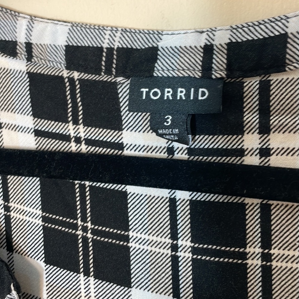 Torrid size 3 BLACK & IVORY PLAID CHALLIS ZIP FRONT DRAWSTRING SHIRT DRESS - Picture 10 of 11